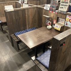 《少人数宴会に》自然と顔を見合わせやすいボックス席は、コミュニケーションを楽しみたい方におすすめ◎