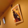 『孤独のグルメ』久住さん作の絵が壁に飾られており、店内とマッチしております。落ち着いた大人の雰囲気となっておりますのでゆっくりとお寛ぎいただけます。