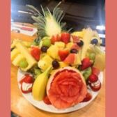 記念日には豪華フルーツ盛り合わせ付きの特製プレートもご用意可能です。各種ご宴会や、大切な記念日のお祝いに最適です。3500~4500円で承ります。(価格は季節によって変動いたします。)