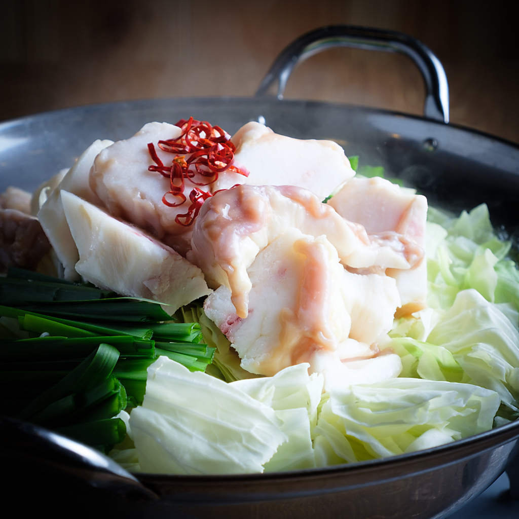 とりまる名物の牛もつ鍋。 高級料亭の元料理長監修の人気もつ鍋店の味を受け継いでおります！