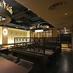 静かな和の趣を感じるテーブル席で、職人技が光る逸品をじっくり堪能。美しい木目が広がる落ち着いた空間に、季節の彩りが映える至福のひととき。食材の豊かな風味を引き立てる上質な器と、ゆるやかに流れる時間が心をほどく。心安らぐ雰囲気の中、大切な人との語らいを楽しみながら、和の伝統が息づく食の世界へ