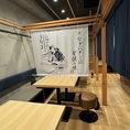 【ユニークな暖簾の仕切り。半個室席あり】周りを気にすることなく、お寿司やドリンクを満喫。各種宴会にぴったり♪落ち着いた雰囲気で、会話が弾むこと間違いなし。