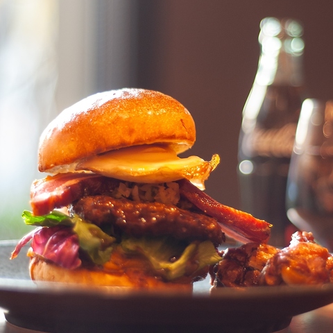 贅沢ハンバーガーも販売開始♪ホテルの隠れ家カフェバー☆女子会、デート、記念日に！