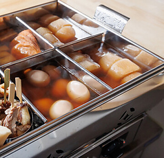 旨み広がるおでんの魅力。出汁が染み込んだ大根や玉子など定番を丁寧に煮込んでいます。の写真