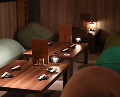 【Yogibo×4人席】最大で6名さままで座れます！テーブルを合わせて3テーブルで20名さままでご利用も可能です(^^)