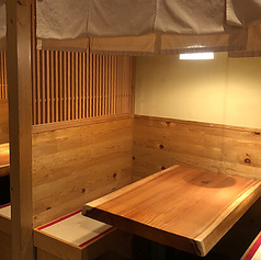 カジュアルなランチやロマンティックなディナーにぴったりです。お互いの距離感を大切にしながら、ゆったりとした会話を楽しむことができます。シンプルで洗練されたデザインのテーブル席は、快適にリラックスできる空間を提供します。デートや友人などとの食事に最適です。