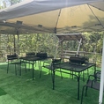 BBQをしながら、すぐ隣にある森の遊び場でお子様がのびのびと遊ぶ様子を見守ることができます。自然の中で体を動かしたり、遊具で楽しんだり、子どもたちの笑顔が溢れる場所です。家族みんながそれぞれの時間を楽しみながら、素敵な思い出を作ることができます。