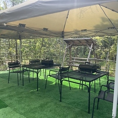 BBQをしながら、すぐ隣にある森の遊び場でお子様がのびのびと遊ぶ様子を見守ることができます。自然の中で体を動かしたり、遊具で楽しんだり、子どもたちの笑顔が溢れる場所です。家族みんながそれぞれの時間を楽しみながら、素敵な思い出を作ることができます。
