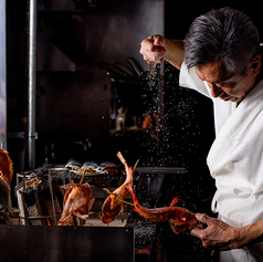 躍動感あるパフォーマンス圧巻。豪快に焼き上げる原始焼