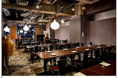 メインフロアは広々着席90席。パテーションで区切ることも出来ます。立食なら100名程度収容可能♪