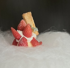 雲に浮かぶまるっといちごパフェの写真