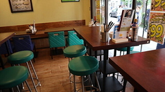 女子会や各種宴会にぴったり!木の温もりを感じるおしゃれな店内は、気分が上がる居心地の良い空間。名物の新鮮な生牡蠣を囲んでワイワイシェアすれば、会話も自然と弾みます。