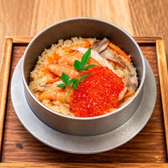 鮭といくらの釜飯の写真