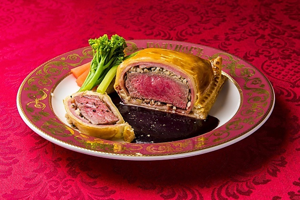 スペシャリテ　【牛サーロインのパイ包み焼き】