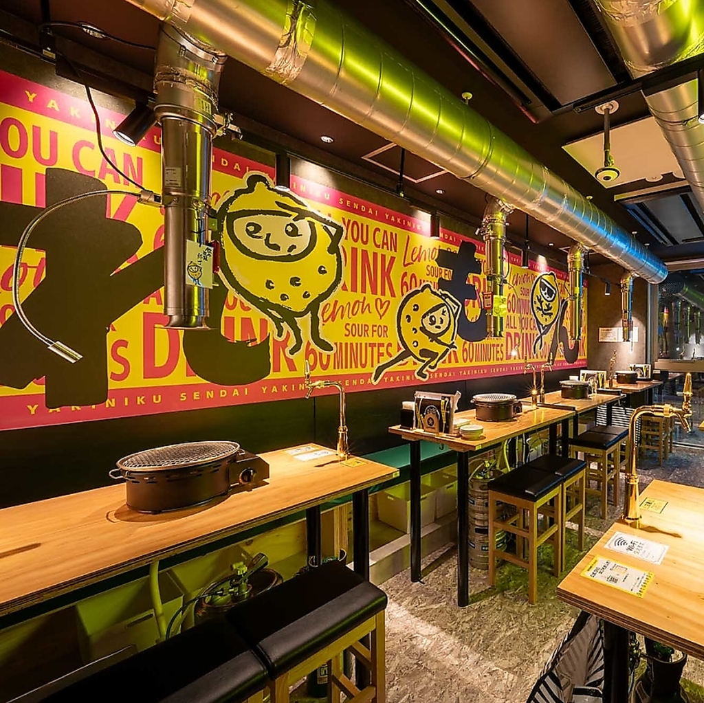 テーブル席とカウンター席をご用意。人数やシーンに合わせてご案内いたします！