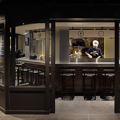 洗練されたモダンなデザインのカウンターは、お一人様でのランチや仕事帰りの一杯にもぴったり♪落ち着いた照明と心地よい距離感で、周囲を気にせずゆったりと自分だけの美食タイムをお過ごしいただけます◎