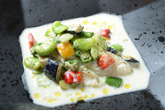 白身魚のムニエル そら豆と彩野菜のクリームソースの写真