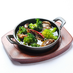 砂肝とブロッコリーのアヒージョ