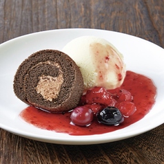 チョコロールケーキとバニラアイスストロベリーソース