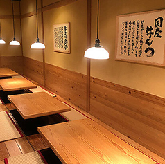 友人同士や家族での集まりに最適な空間で、ゆったりとした時間をお楽しみいただけます。お席は心地よいインテリアや照明と落ち着いた色合いで、リラックスした雰囲気を演出しています。ディナーはもちろん特別なイベントやお祝い事などのシーンに対応可能です。ぜひご利用ください。