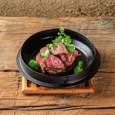 炭火が香る。じっくり焼いた能登牛の炉端焼き