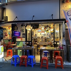 【開放的なテラス席で心地よい時間を♪】開放的なテラス席もおすすめです◎風を感じながら、本格アジアン料理と美味しいお酒を楽しむことができます。友人とのランチやデート、または一人でゆっくり過ごしたい時にも最適な空間です。日中の心地よい陽射しの下で、リラックスしたひとときをお過ごしください♪