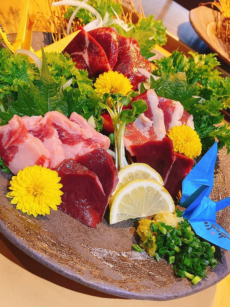 熊本グルメの馬刺しは馬一頭買い！馬刺し盛り合わせは1人前1500円(税込)※ご注文は2人前から承ります
