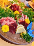 熊本グルメの馬刺しは馬一頭買い！馬刺し盛り合わせは1人前1500円(税込)※ご注文は2人前から承ります