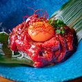料理メニュー写真&nbsp;とろとろ卵黄の牛タンユッケ刺し