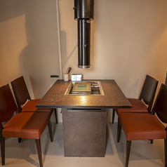 ご家族や友人同士の利用に便利な4名掛けテーブル。ゆったり座れるスペースで料理を囲みながら楽しめます。普段使いはもちろん、ちょっとした集まりにも使いやすい人気の席です。