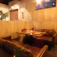 【2～4名様×8卓】少人数のご利用に最適なテーブル席をご用意しております♪全席ソファ席ですので、のんびりとご友人同士のお喋りやお食事などを楽しめます。デート利用にもぴったり◎心地よい時間をお過ごしいただけます☆