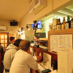 お一人様も大歓迎！気兼ねなくふらっと飲めるカウンターのお席になります。