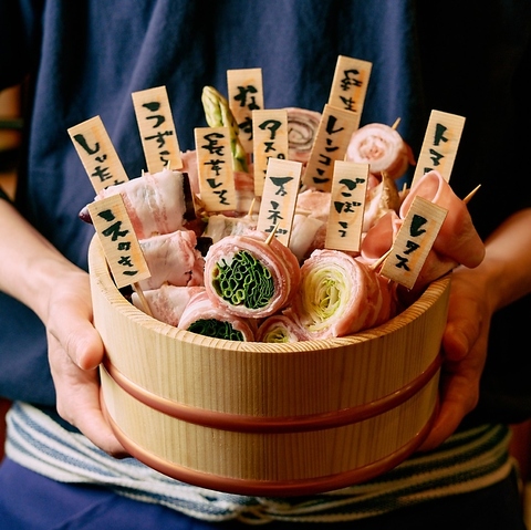 SPFポークの野菜巻串やぷりぷりの国産牛もつ鍋を、選りすぐりの日本酒と共に満喫
