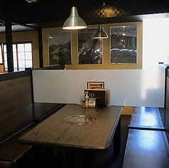 プライベートな空間を確保できる仕切りありの半個室席をご用意しております。4名様までご利用可能で、周囲の視線が気になりにくいため、気兼ねなく会話を楽しみたい会食や、親密な友人との飲み会にぴったりです。落ち着いた雰囲気の中で、ゆっくりと上質な土佐の味覚を堪能していただけます。