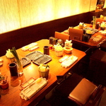 和モダンの装飾が光るテーブル席は、大人数のご宴会にもご対応できます！