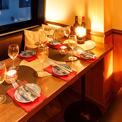 店内はゆったりと寛げる個室席あり♪デートや記念日にも人気☆女子会や合コンにも人気です！記念日、誕生日などにオススメです！記念日ケーキとの併用もOK！人数は2名様からご相談頂けます☆【新宿／肉バル／個室／飲み放題／宴会／大人数／和食／飲み会／誕生日】