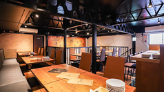 【居心地の良い設備が整った空間】広々としたフロアは貸切パーティーにも最適で、ウッディなインテリアが温かみを感じさせる空間を演出します◎特別な日を彩るためのサービスも充実しており、大切な方との思い出に残るひとときをお過ごしいただけます★