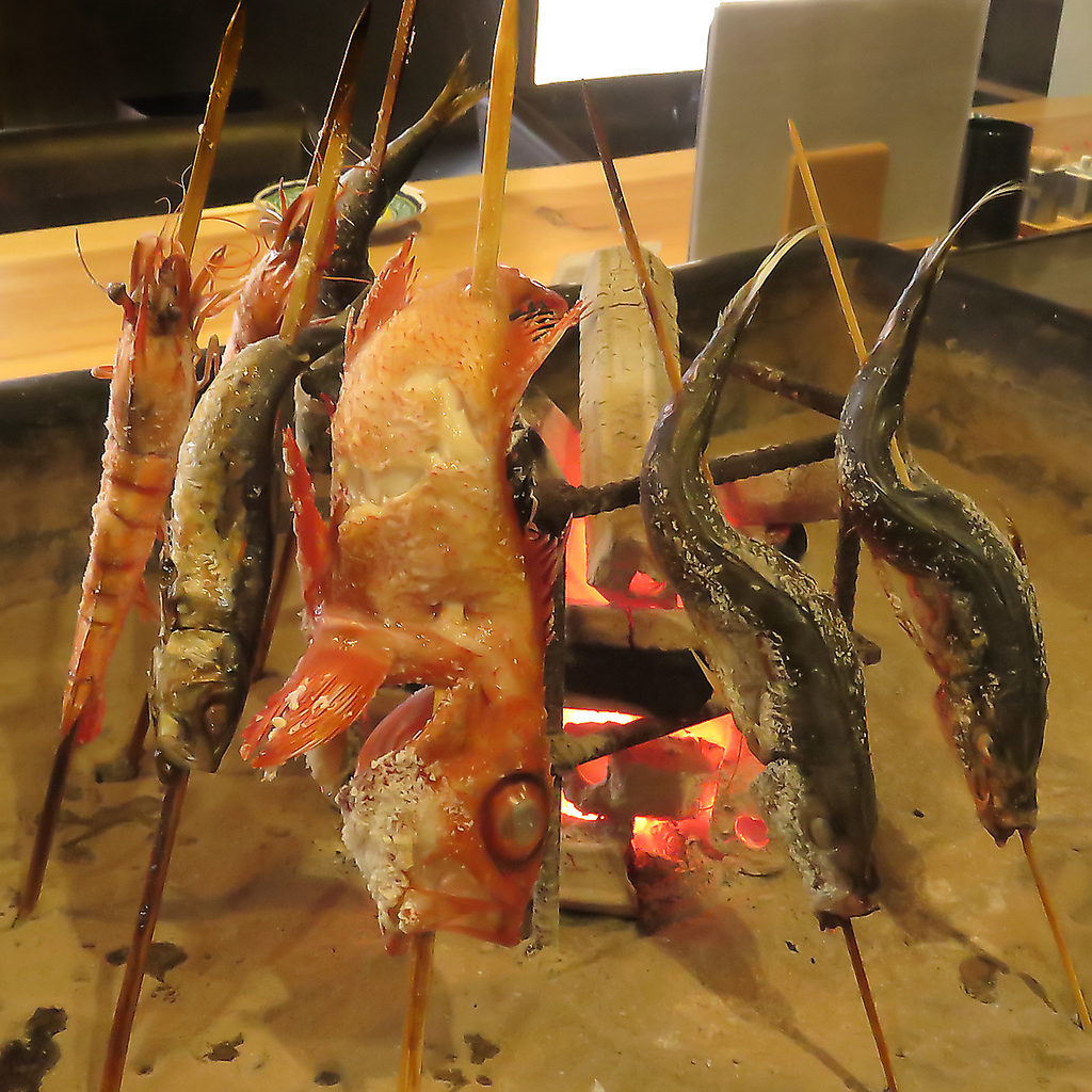 その日仕入れた大将厳選の旬の味覚など贅沢な一品をお楽しみください！素敵なお食事時間を☆