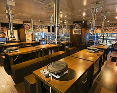 温かみのある木目調の店内は、広々としたスペースが魅力で、ベンチシートでゆったりと寛げます。団体利用にも対応できるため、友人や家族との集まりにぴったりです。窓からは池袋の活気ある街並みが望めリラックスした時間を過ごせます。特別な日のお祝いからカジュアルな食事まで様々なシーンでの利用をお待ちしています。