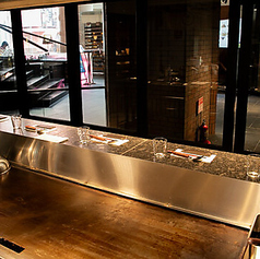 一枚一枚丁寧に、野菜の水分量までこだわって焼き上げる職人の技を間近で見れます♪完成までの待ち時間も、ライブキッチンならではのワクワク感が楽しめるのが魅力◎一番美味しい瞬間をすぐに召し上がれ♪