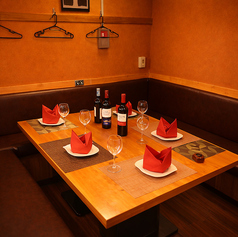 くつろぎを念頭においてインテリアにもこだわった癒しデザイナーズ空間♪ゆったり落ち着く空間の中で、素材にこだわった料理を楽しみませんか？パーティやオフィシャルな宴会などシーンを選ばずご利用頂けます♪シックでおしゃれなデザイナーズ空間が広がっています！【新宿／肉バル／個室／飲み放題／宴会／大人数／和食】