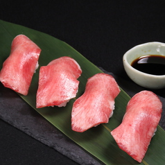 【ファン多数！】とろけるようで食感も味わえる≪特上タンのにぎり寿司≫四貫1900円の写真