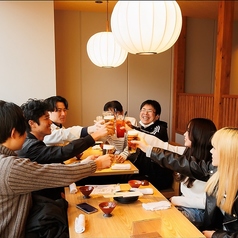 ソファー席と椅子のテーブル席。接待・女子会・誕生日会などにおすすめ結合可能で最大10名様まで可能【金山/金山駅/おばんざい/おでん/鍋/海鮮/食べ放題/飲み放題/食べ飲み放題/個室/忘年会/新年会/歓迎会/送別会/女子会】