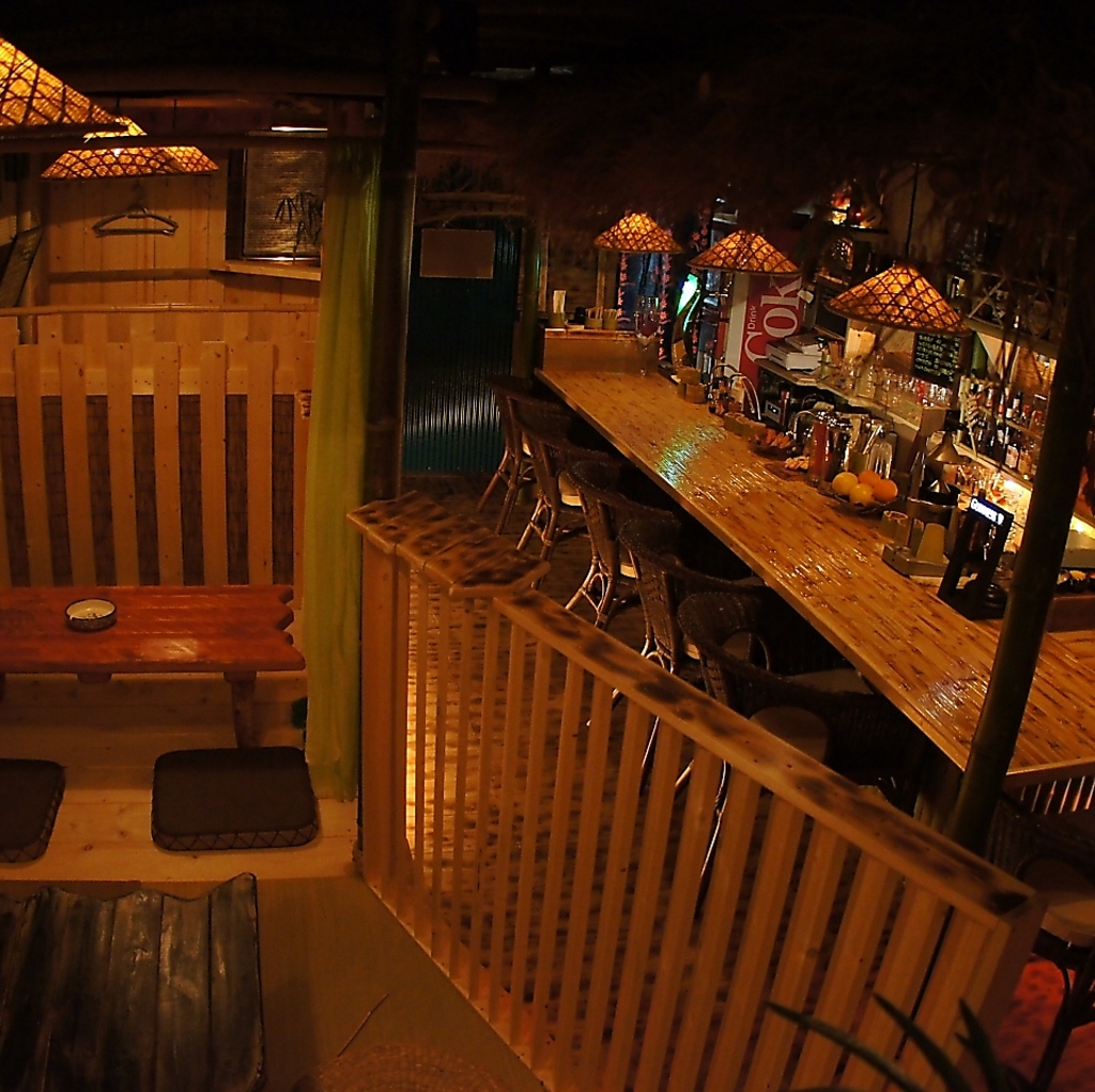 店員との会話が楽しめるカウンター席や周囲を気にせず楽しめるお座敷の半個室席をご用意しております