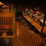 店員との会話が楽しめるカウンター席や周囲を気にせず楽しめるお座敷の半個室席をご用意しております