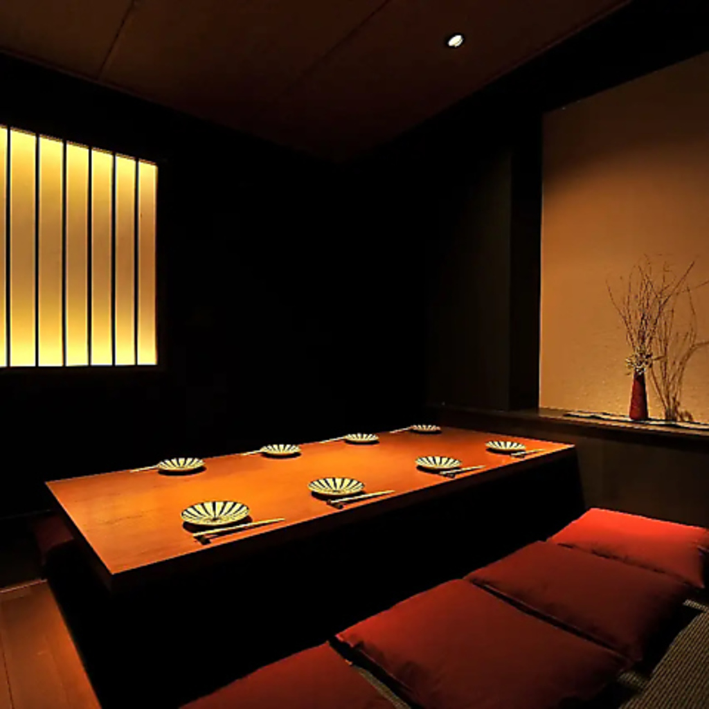 くつろぎの空間。少人数でのご宴会などに。8名様までのゆったり個室もご用意しております。