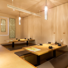 一室一室の壁紙や、照明の形が全て違う作りになっております。お客様が何度来てもお店に楽しめるような工夫の一つです。