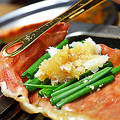 2月限定！はみ出したい大判ネギ肉巻きジュワッと焼ける大判の赤身肉。香りネギと特製赤味噌を包み込みの写真