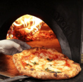 本格的な薪釜で焼き上げたピザは絶品です♪焼きたてをお楽しみ頂けます！