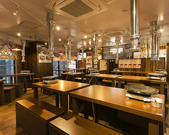 女子会にぴったりの居心地の良さ♪ゆったりとしたベンチシートに座りながら、友達との楽しい時間を過ごせます。広々としたスペースは団体利用にも対応可能で、盛り上がるのに最適です。窓からは池袋の美しい街並みを眺めながら、特別なひと時をお楽しみください。おしゃべりと美味しい料理で、素敵な思い出を作りましょう。